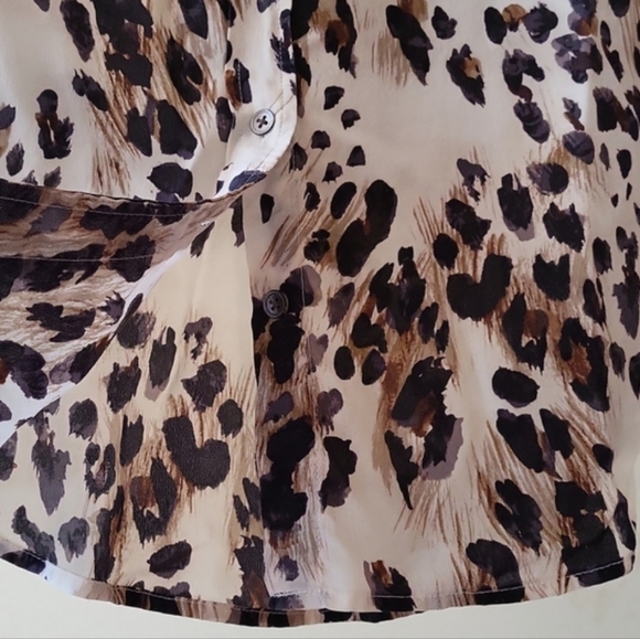 Equipment Signature Slim 100% Silk Blouse in Animal Print - Picture 4 of 8